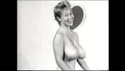 Video sex Nude model with a gorgeous figure takes part in a porn photo shoot of the 50s of free