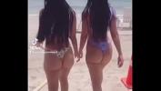 Download video sex new Gemelas mostrando el Culo en bikini